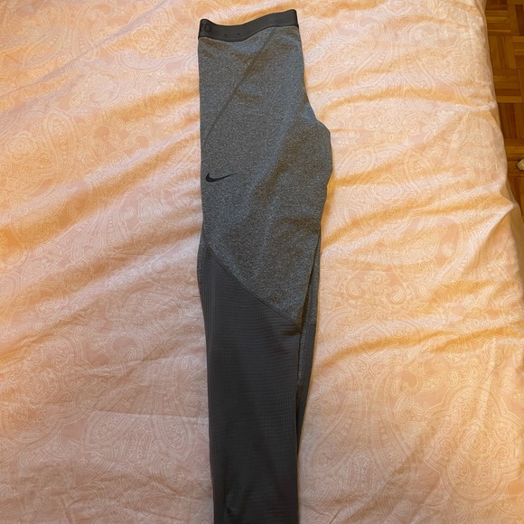 👽 Nike pro leggings 👽 - Picture 2 of 3